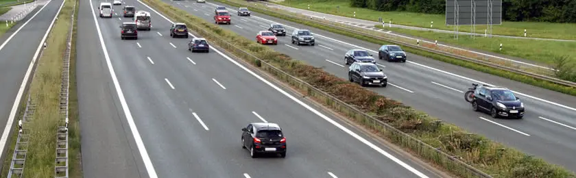 Autobahn mit mehreren Fahrzeugtypen in beide Richtungen fahren zwischen 16 km/h und 20 km/h zu schnell
