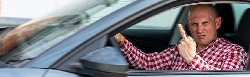 Stinkefinger auf Blitzerfoto: BMW-Fahrer muss kräftig zahlen
