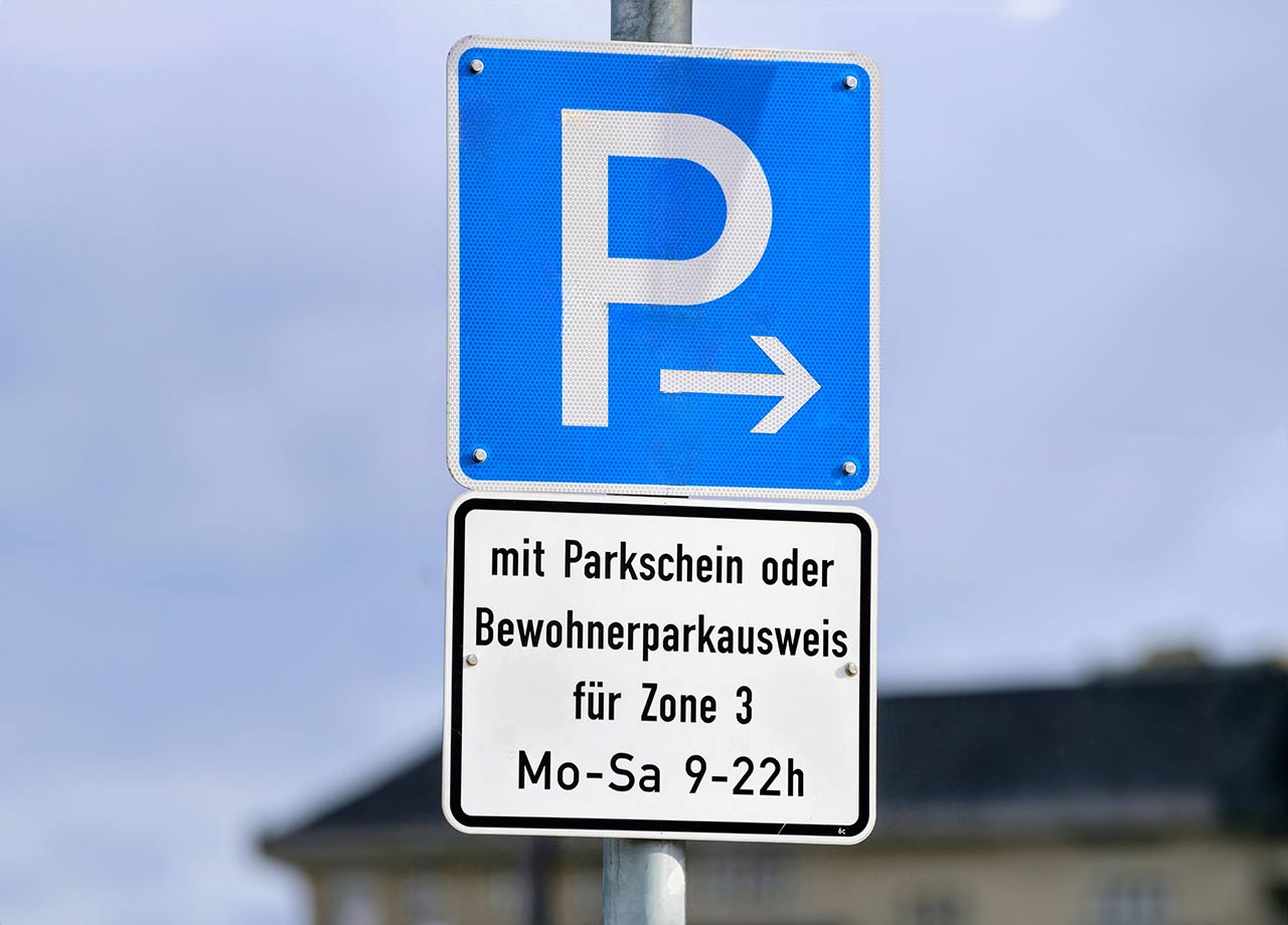 Parken im Fokus: Bundesverwaltungsgericht lehnt Gebührenerhöhung für Anwohnerparkplätze ab