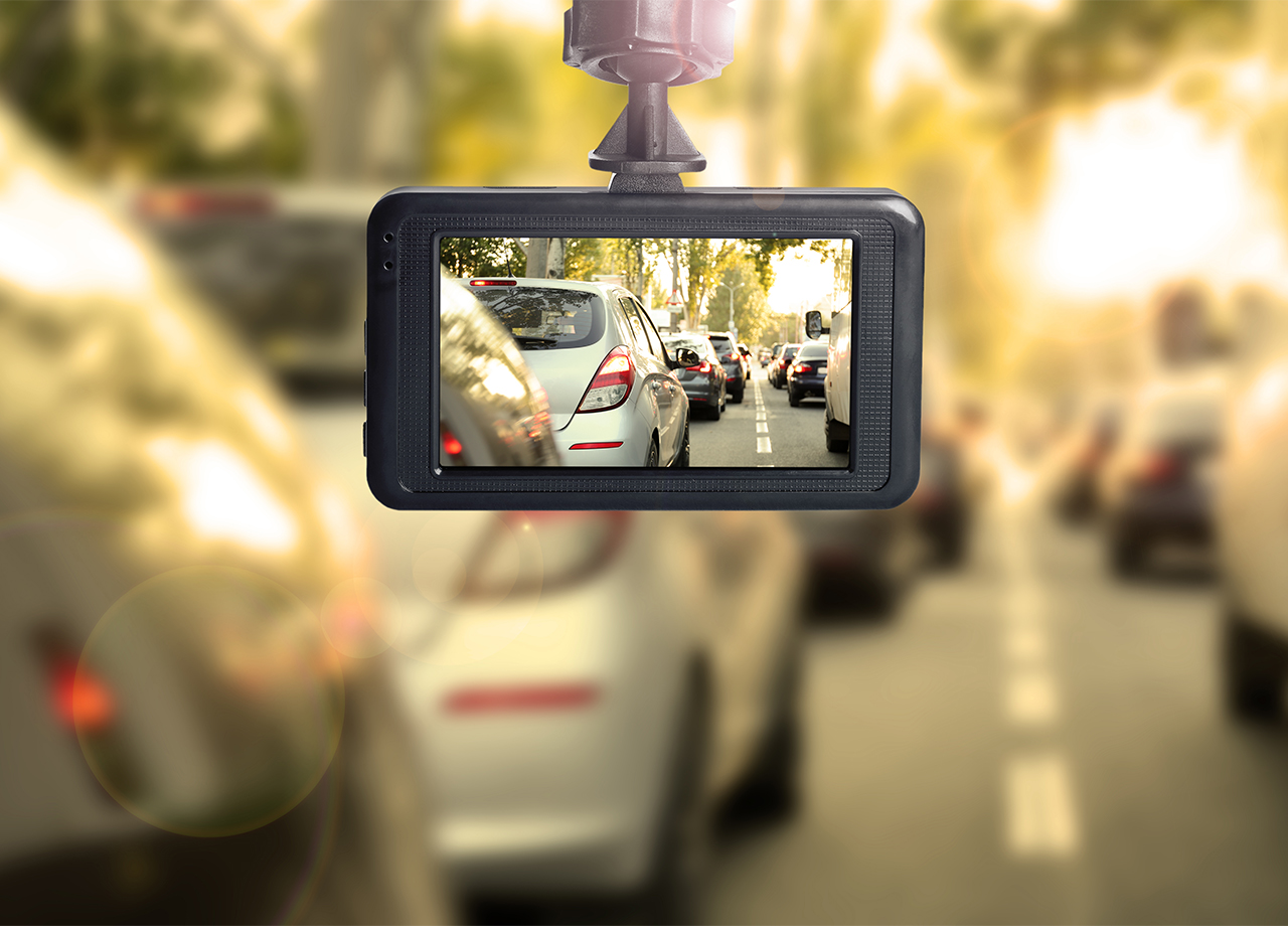 Dashcam - mit Autos: Das Recht am eigenen Bild: Darf man Bilder von Verkehrssündern machen?
