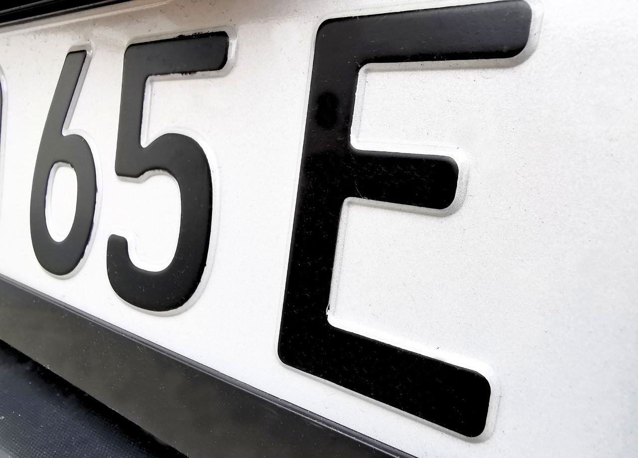 Elektroautos ohne „E“-Kennzeichen: Auch E-Auto-Fahrer müssen mit Knöllchen rechnen