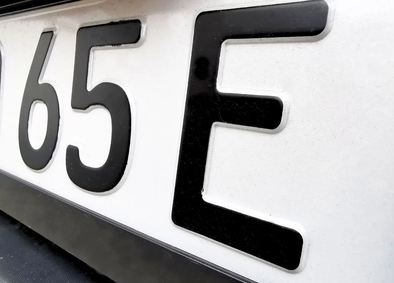 Bußgeld droht: Elektroautos mit E-Kennzeichen brauchen Umweltplakette!