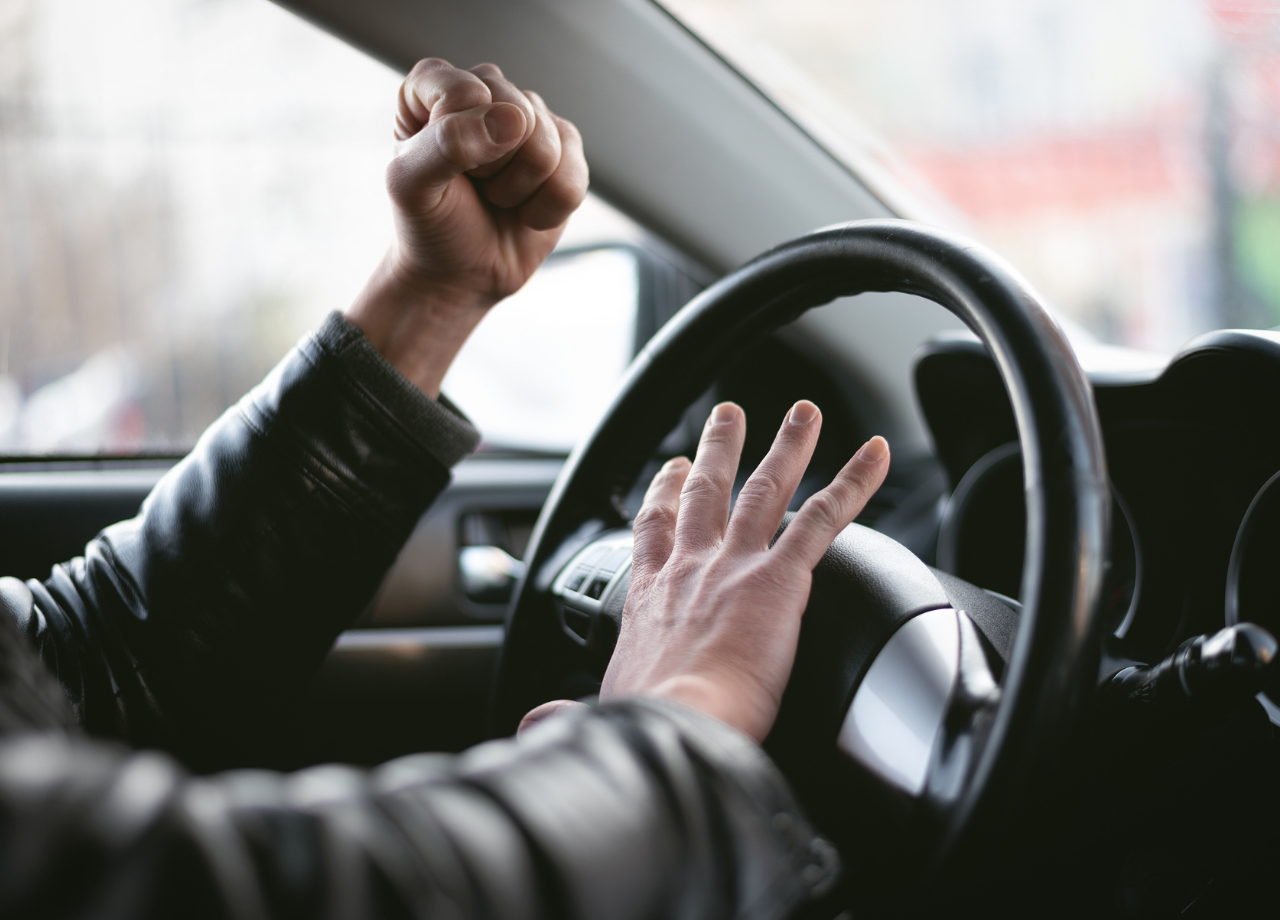 Hupen im Straßenverkehr: Ein Balanceakt zwischen Warnung und Störung - Wütender Autofahrer haut auf die Hupe