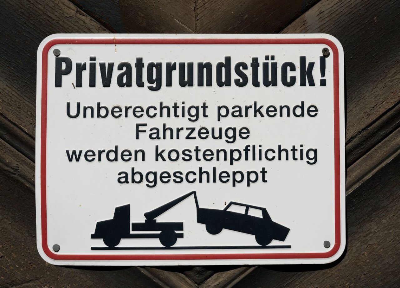 Read more about the article BGH fällt Urteil: Stand­ge­bühren für abgeschlepptes Auto in der Höhe nicht berechtigt