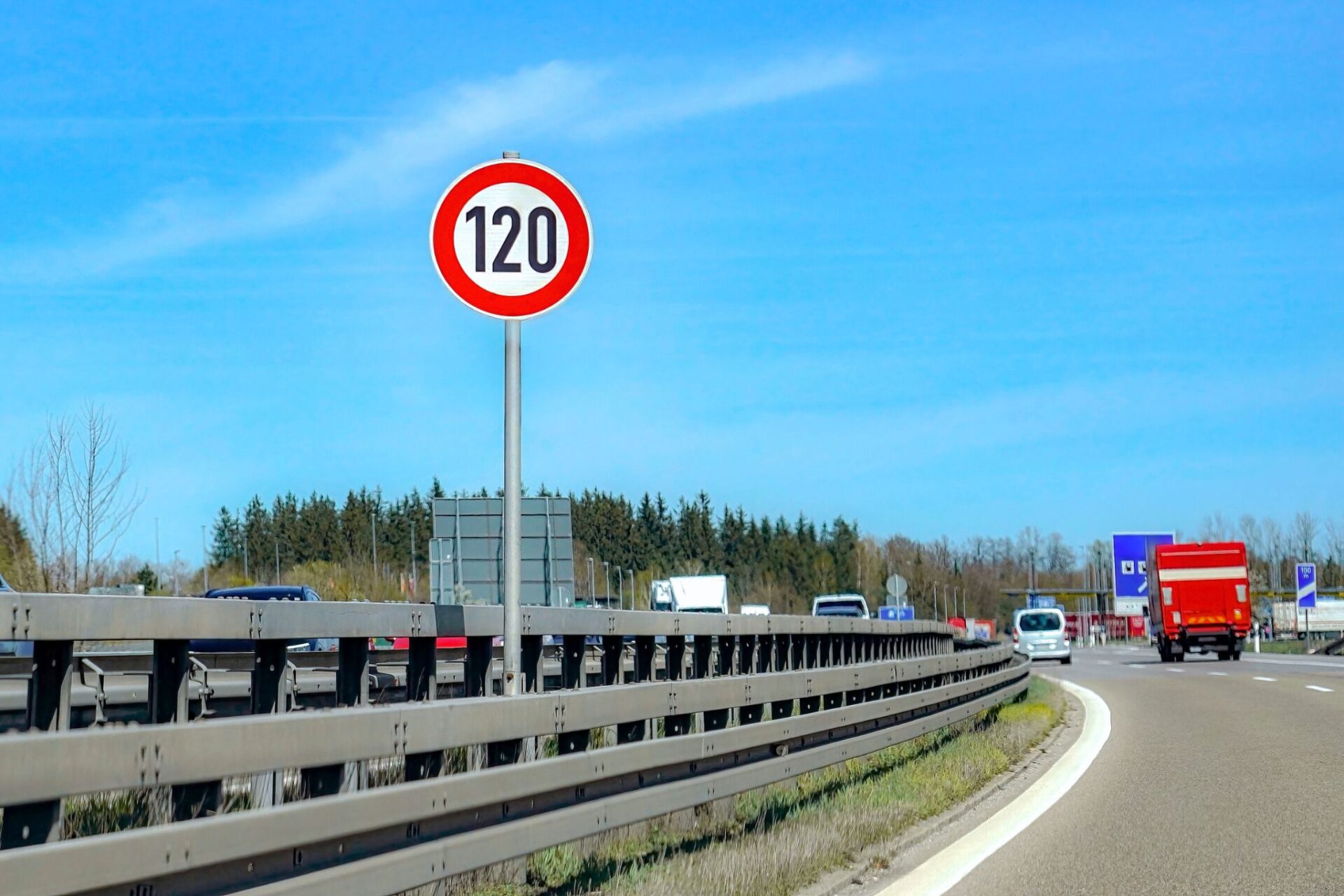 Geschwindigkeitsschilder auf der Autobahn: Für welche Fahrspur gelten sie?