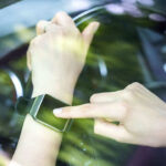 Autofahrer aufge­passt: Smart­watch am Steuer kann teuer werden