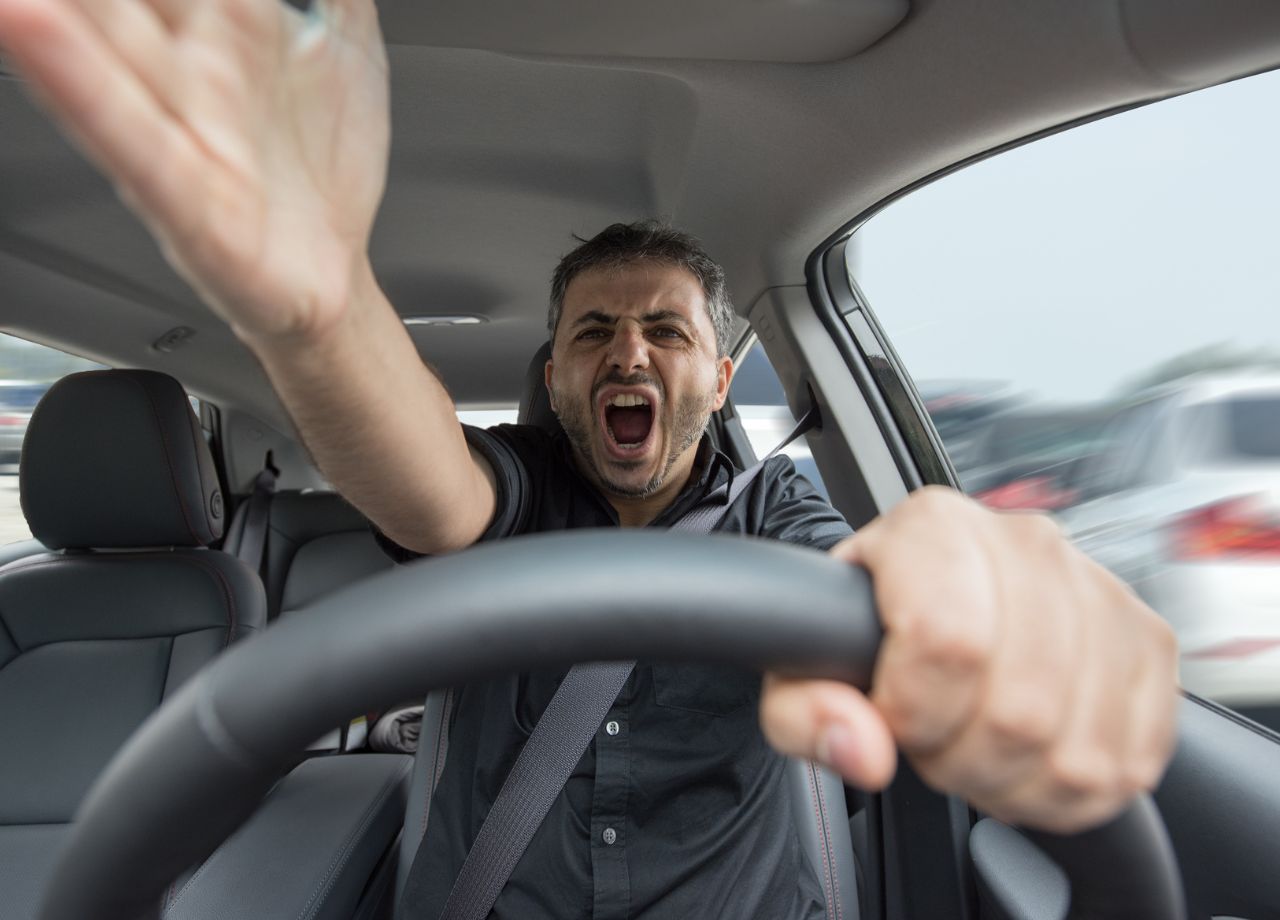 Schlecht für den Geldbeutel: Eine obszöne Geste oder Beleidigung kann teuer werden - wütender Autofahrer