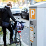 Berlin ermög­licht ab 2023 Fahrrädern kosten­freies Abstellen auf Autoparkplätzen