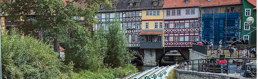 Krämerbrücke mit Gera in Erfurt. Anstatt Wasser fließt Geld, da Erfurt Rekordeinahmen durch Blitzer erzielt hat.