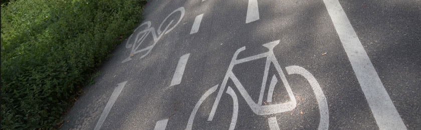 Ein zweispuriger Fahrradweg mit Markierungen