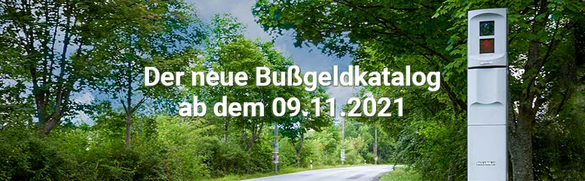 Neue Blitzersaeule am Fahrbahnrand mit der Überschrift der neue Bußgeldkatalog ab dem 09.11.2021
