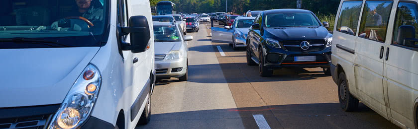 Auf der Autobahn wird eine Rettungsgasse gebildet. Ob Motorräder druchfahren können klärt Geblitzt.de in diesem Artikel.
