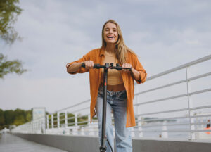 Read more about the article E-Scooter-Kennzeichen: Wie man es erhält und warum man nicht ohne fahren sollte!