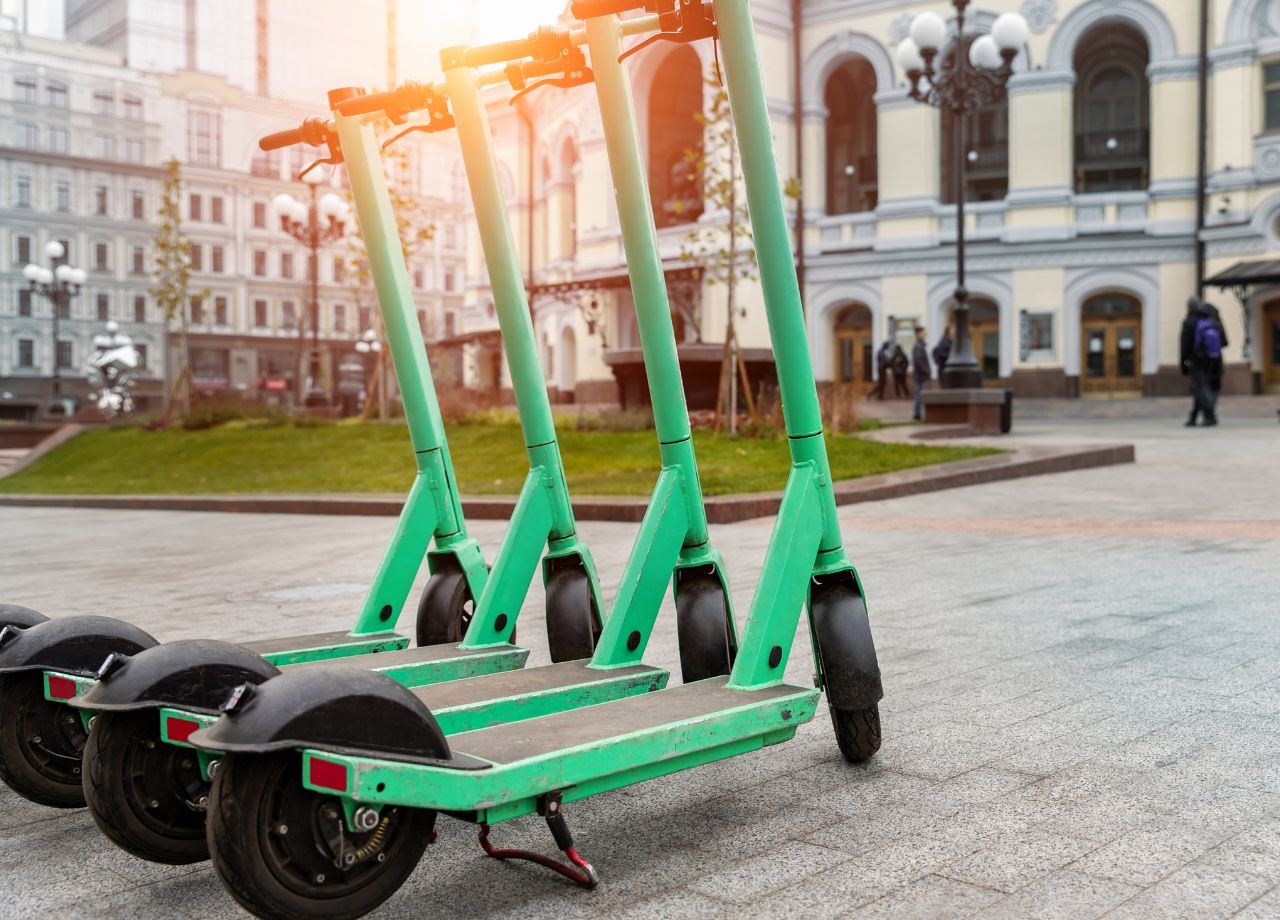 Read more about the article Trotz steigender Unfall­zahlen: Verkehrs­mi­nis­terium will Vorschriften für E-Scooter lockern