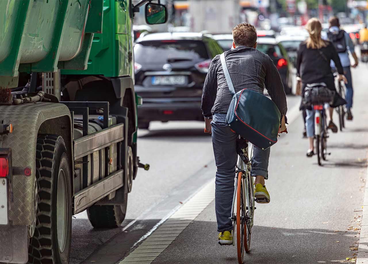 Mit dem Fahrrad auf der Straße