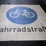 Willkommen im hessi­schen Schil­derwald: Das ist Deutsch­lands irrste Radstraße