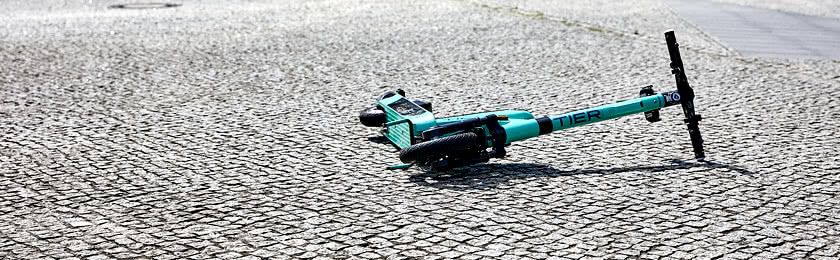 E-Scooter liegt auf dem Boden. Nachdem ein betrunkender Fahrer nun auch ein Fahrverbot zum Autofahren erhalten hat.