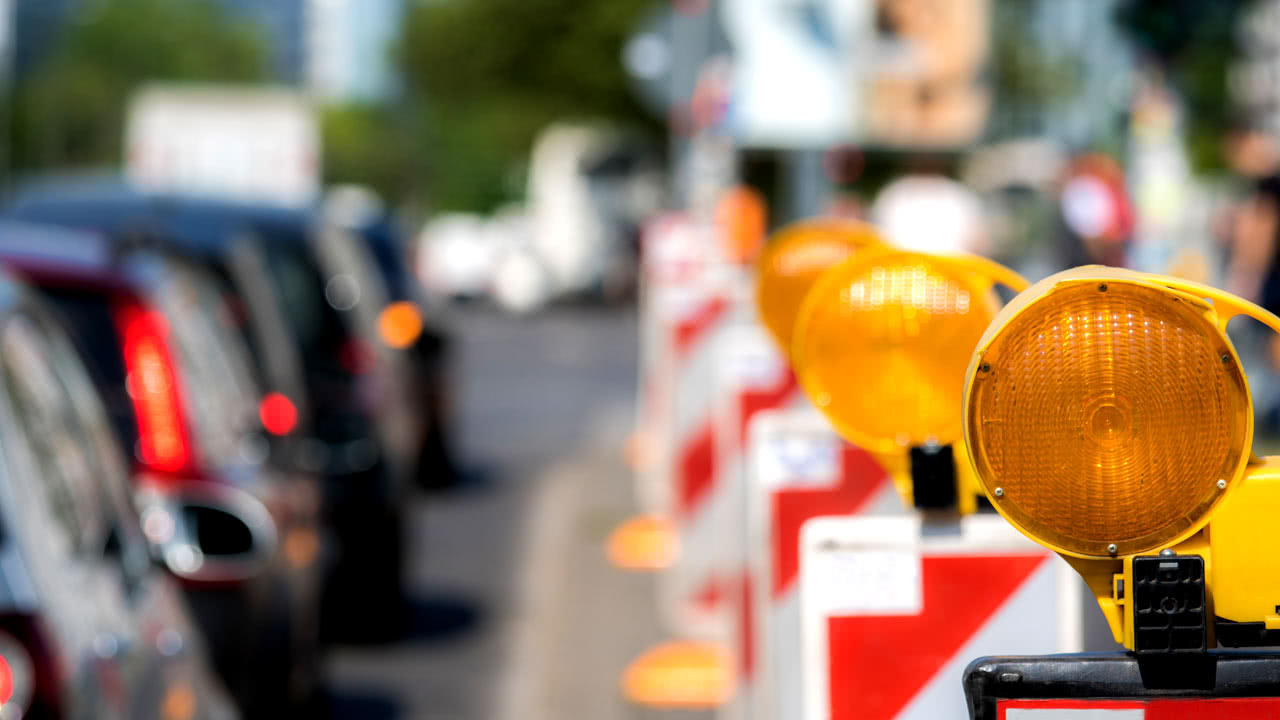 Autofahrer fahren an einer falschbeschilderten Baustelle in Biberach vorbei und werden dabei geblitzt.