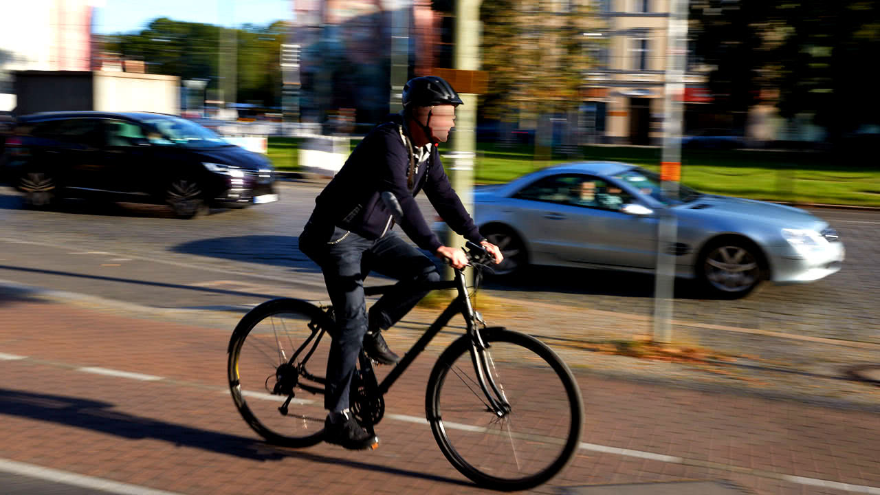 Radfahrer sollen nun bald lauf FDP ein Tempolimit in Düsseldorf bekommen