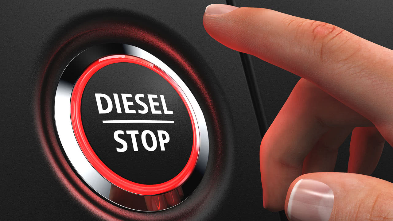 Ein weiterer Dieselskandal könnte Millionen Autofahrer betreffen. Daher zeigt ein Finger auf einen Diesel-knopf.