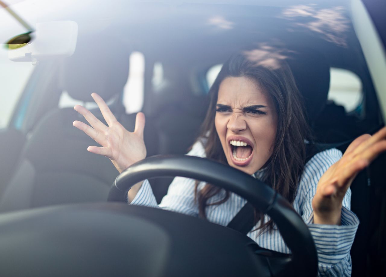 Frauen versus Männer: Wer schimpft mehr im Auto?