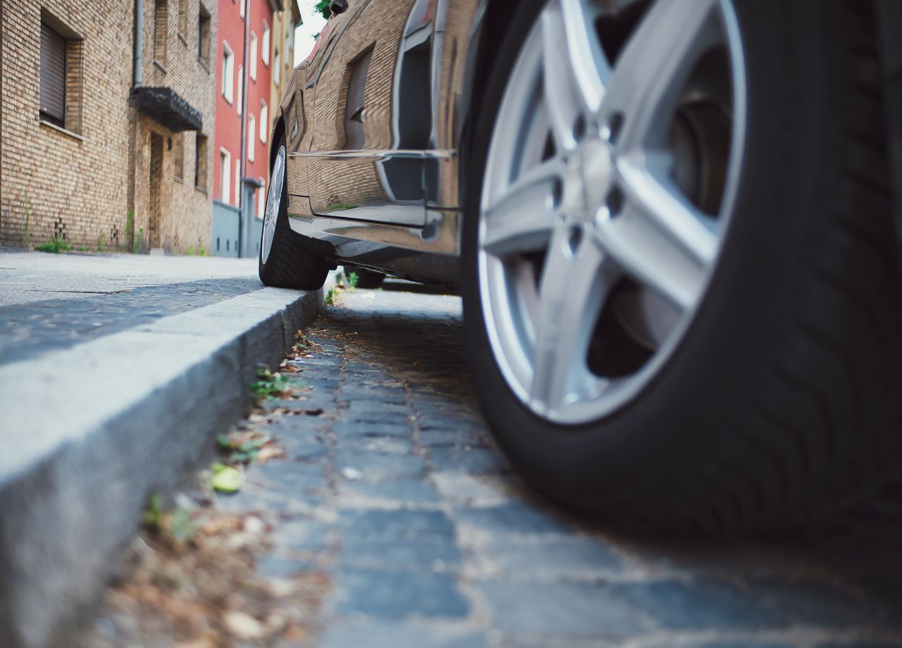 Höchstrichterliches Urteil: Gehwegparken soll häufiger geahndet werden