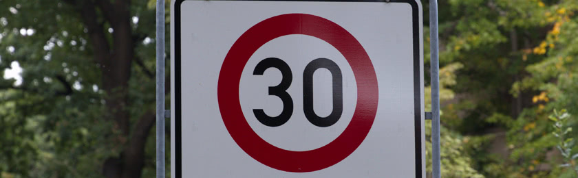 Ein Verkehrsschild mit 30er Zone, Geschwindigkeitsverstoß