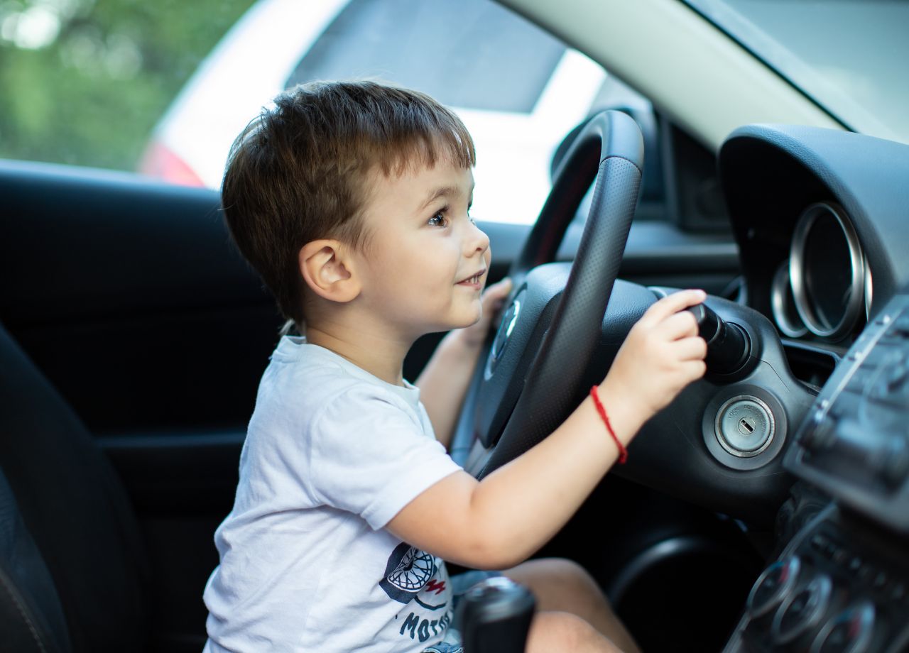 Baby-Alarm im Straßenverkehr: Kleinkind fahrt mit Pkw über die A7