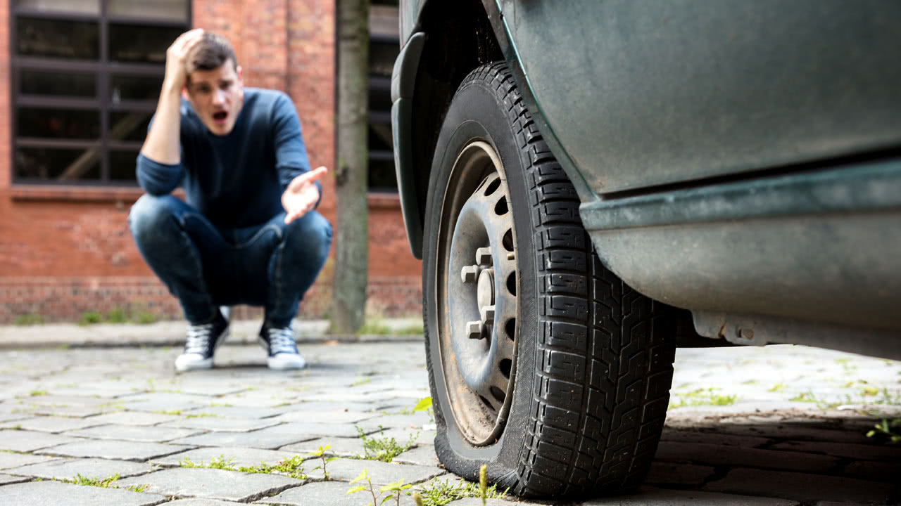 Klimaaktivisten zerstechen Reifen von Fahrzeugen in Europa. Ein Mann ist darüber total überrascht.