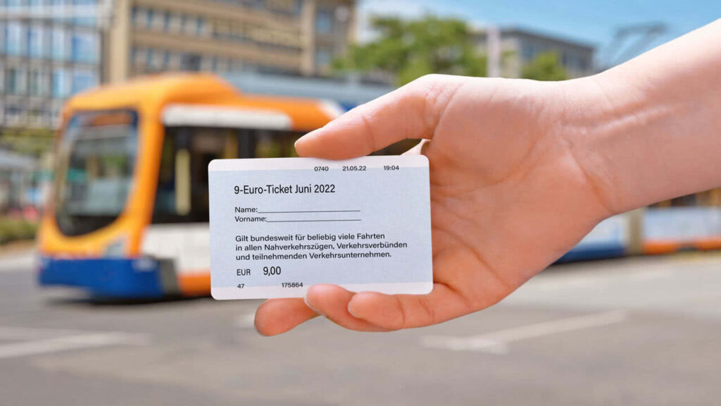 9-Euro-Ticket wird vor einer Straßenbahn angezeigt.