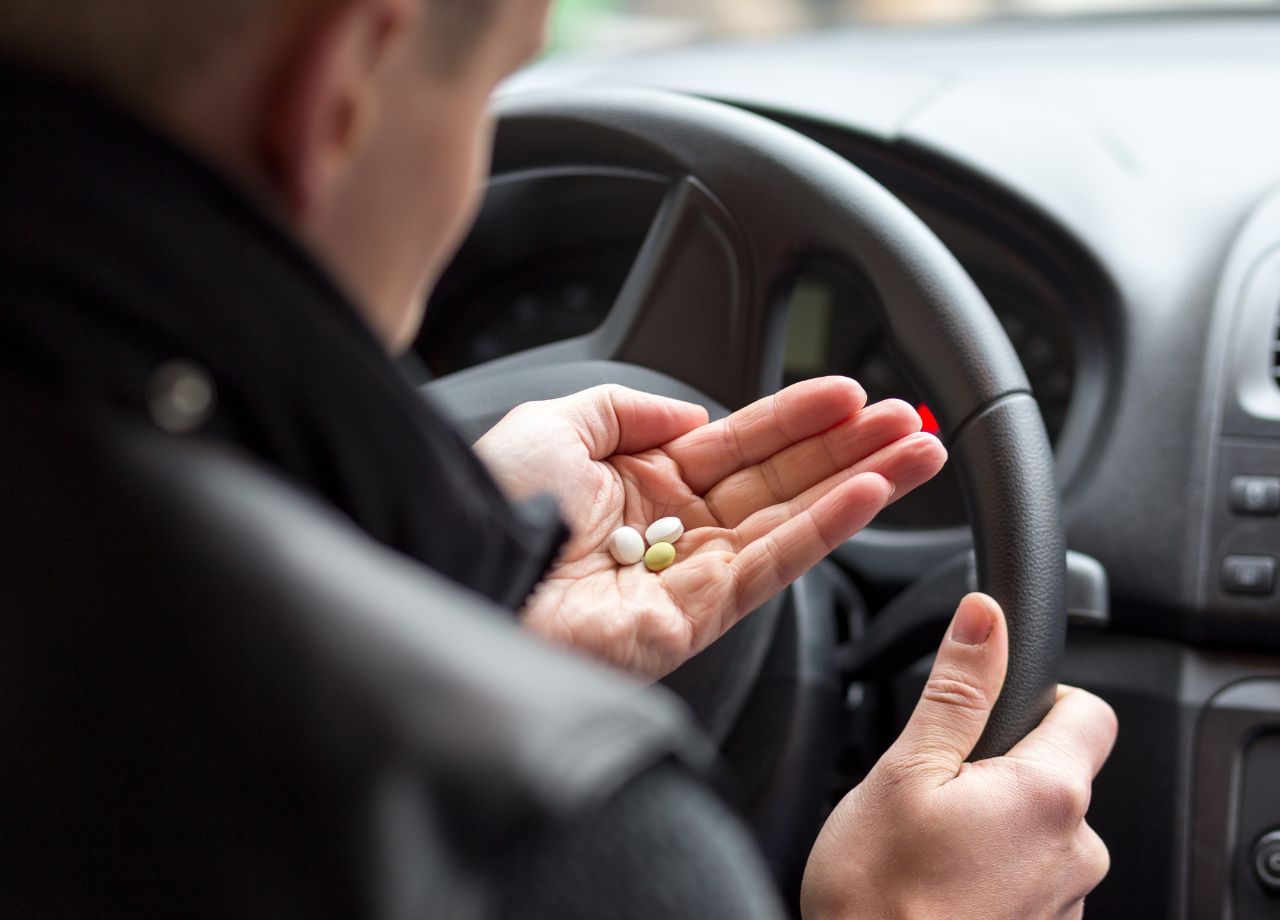 Mit Medikamenten im Blut am Steuer: Darauf sollten Autofahrer achten