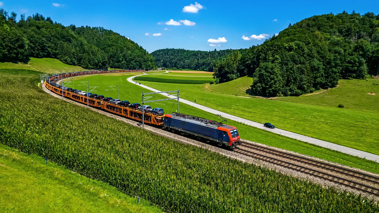 Ein Güterzug transportiert Autos von einem zum anderen Ort. Mittlerweile wird in Deutschland diskutiert, welcher Ausbau beschleunigt werden soll.