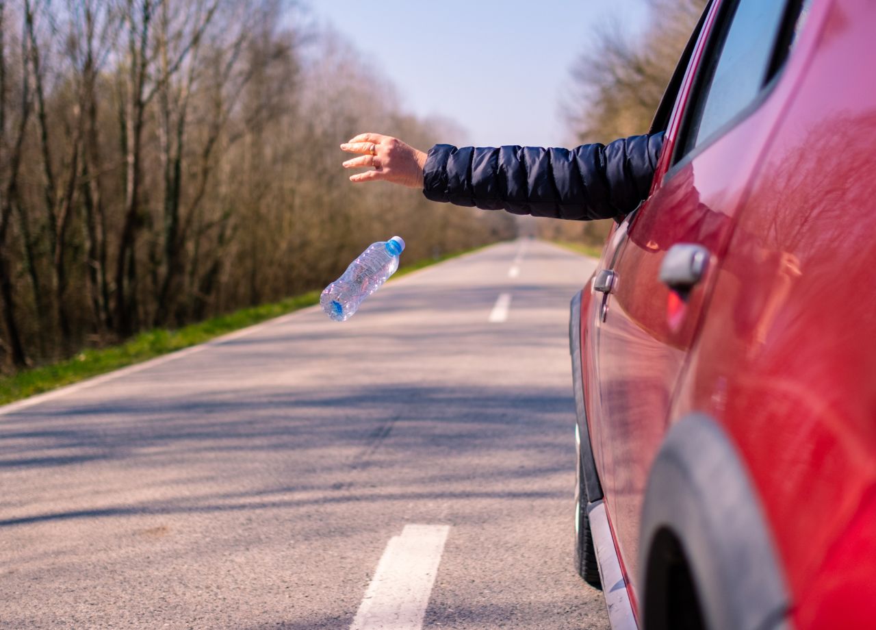 Müll aus dem Auto werfen: Rücksichtslosen Autofahrern drohen bis zu 100.000 Euro Bußgeld
