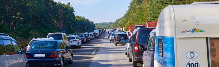 Fahrzeuge stehen auf der Autobahn im Stau aufgrund hoher Tankkosten.