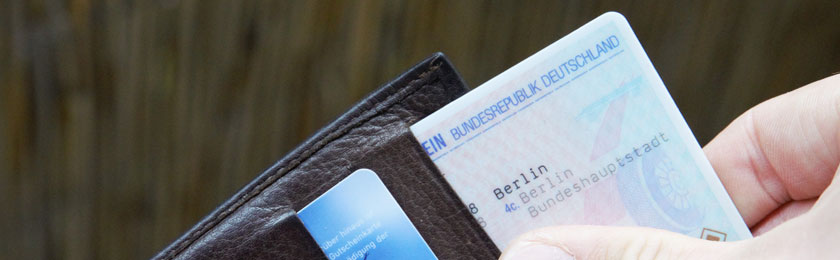 Führerschein wird aus Brieftasche gezogen. Ob bei der Führerscheinprüfung geschummelt worden ist?
