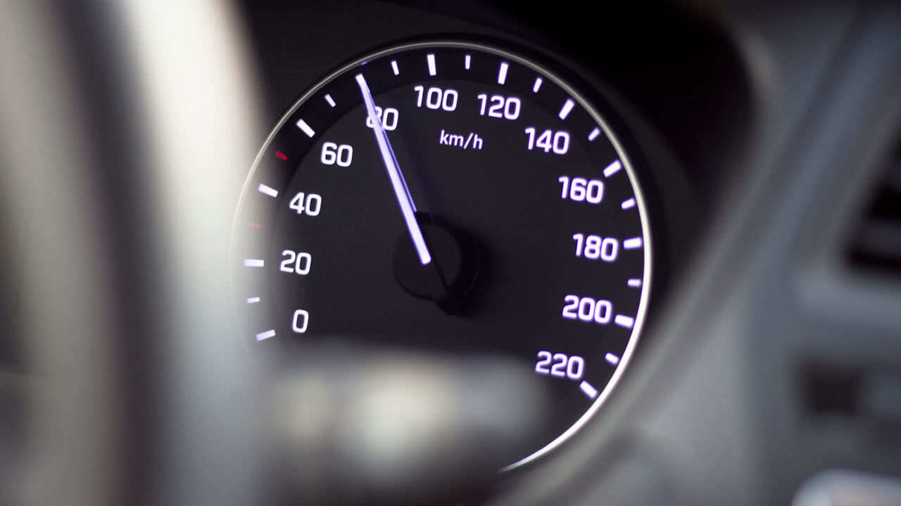 Auto fährt inerhalb eines Tempolimits 80 km/h schnell.