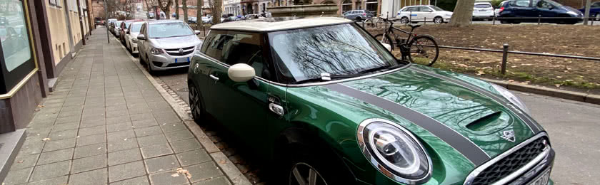 Parken wird in München, Würzburg und Berlin teurer. Hier ein Mini mit Parkticket.