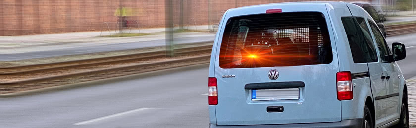 Eine mobile Radarfalle in einem VW Caddy am Straßenrand 