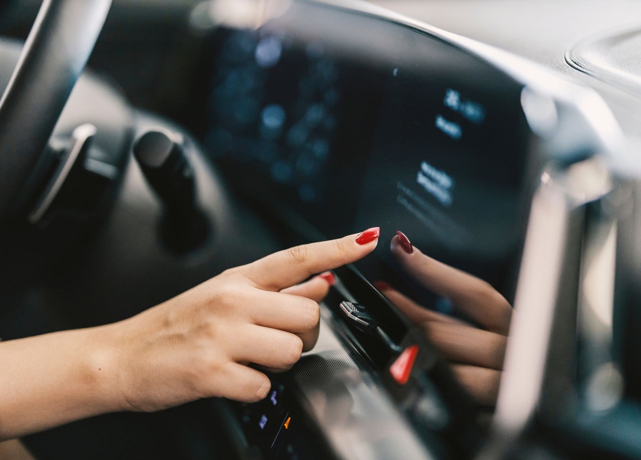 Read more about the article Fahrende Daten­schleuder – sind smarte Autos ein Sicherheitsrisiko?