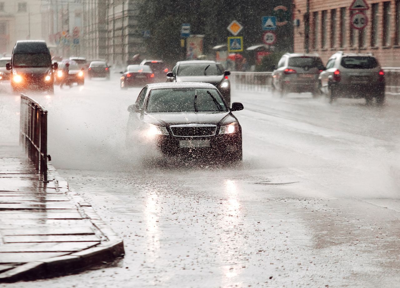 Read more about the article Land unter: Was Autofahrer bei Stark­regen beachten sollten