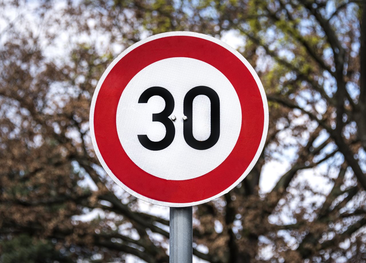 Read more about the article Ampel ändert Straßen­ver­kehrs­gesetz: Wird es bald mehr Tempo 30 geben?