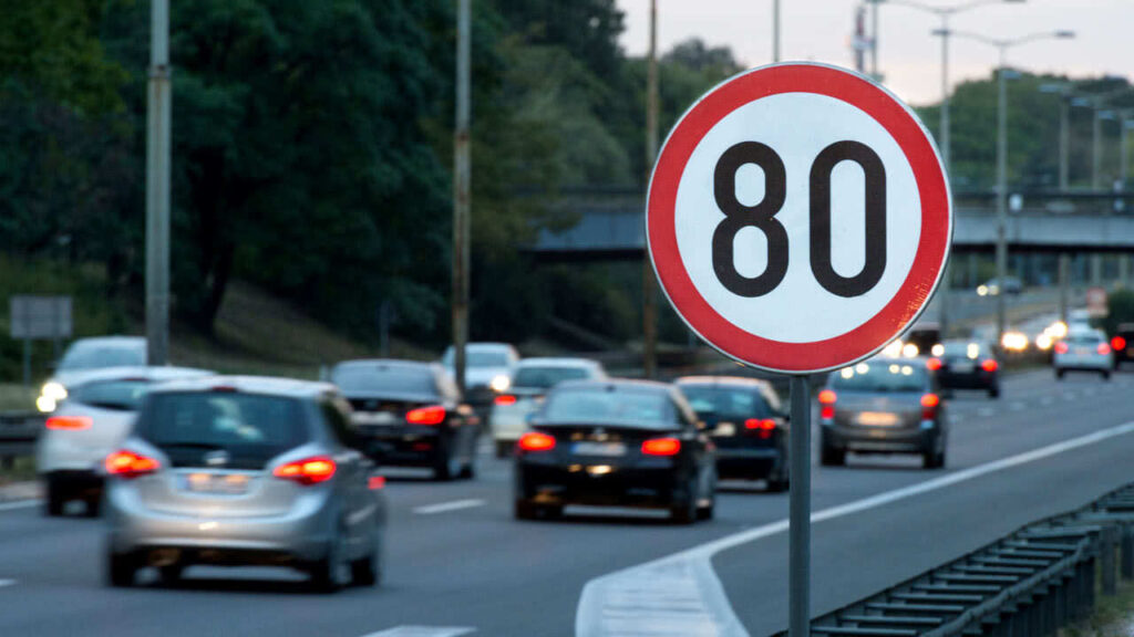 Tempolimit auf der Autobahn reguliert die Geschwindigkeit für die Fahrzeuge.
