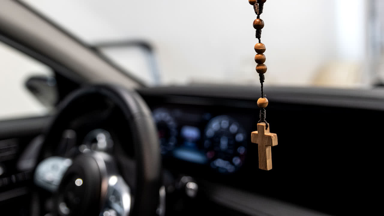 Auto behangen mit evangelischen Kreuz. Ein Tempolimit möchte nun die Kirche umsetzen.