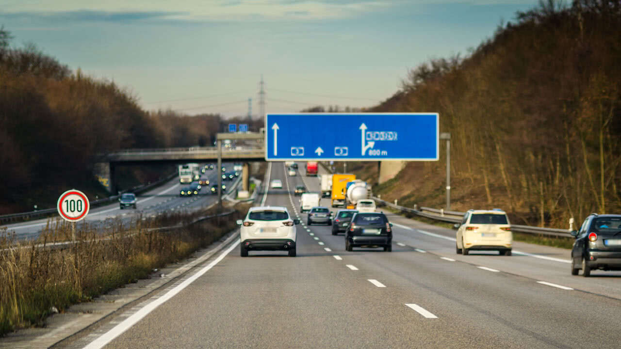 Fahrzeuge fahren auf der Autobahn einem Tempolimit entgegen. Eine neue Studie zeigt nun auf, dass es mit einem generellen Tempolimit, nicht so hohe Klimavorteilen zu erreichen sind.