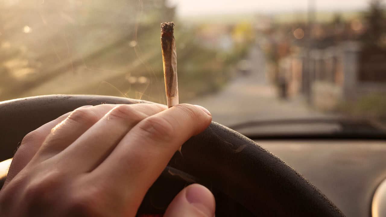 Person raucht Cannabis im Auto. Ab welcher Menge ist man dadurch nicht mehr fahrtüchtig?