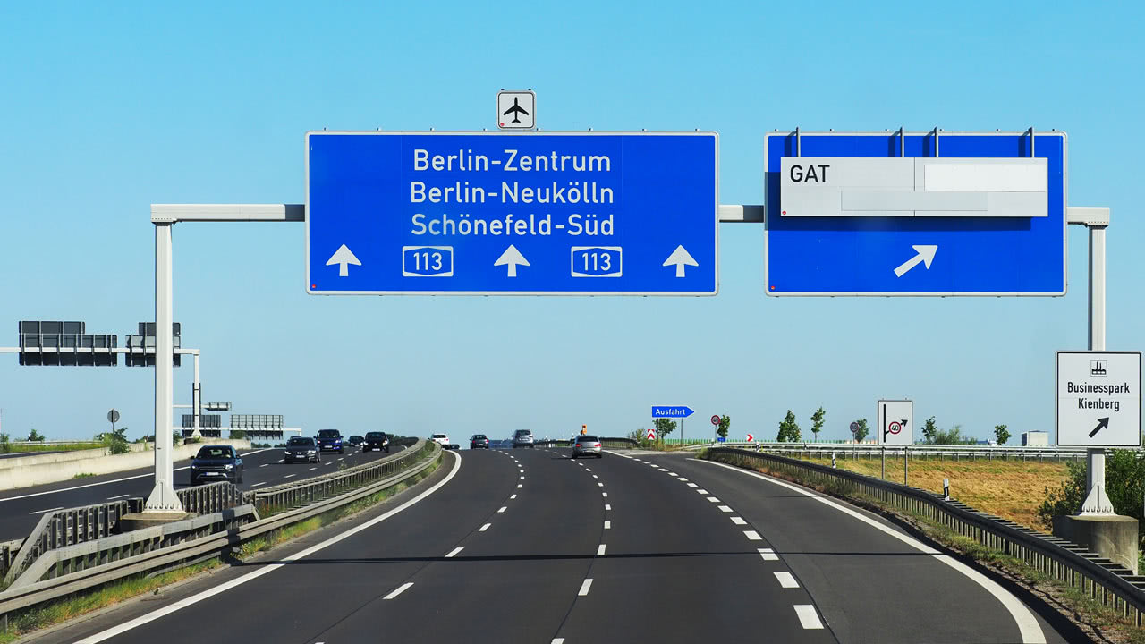 Auf einer Autobahn in Berlin wurden Verkehrsschilder von Umweltaktivisten entfernt.