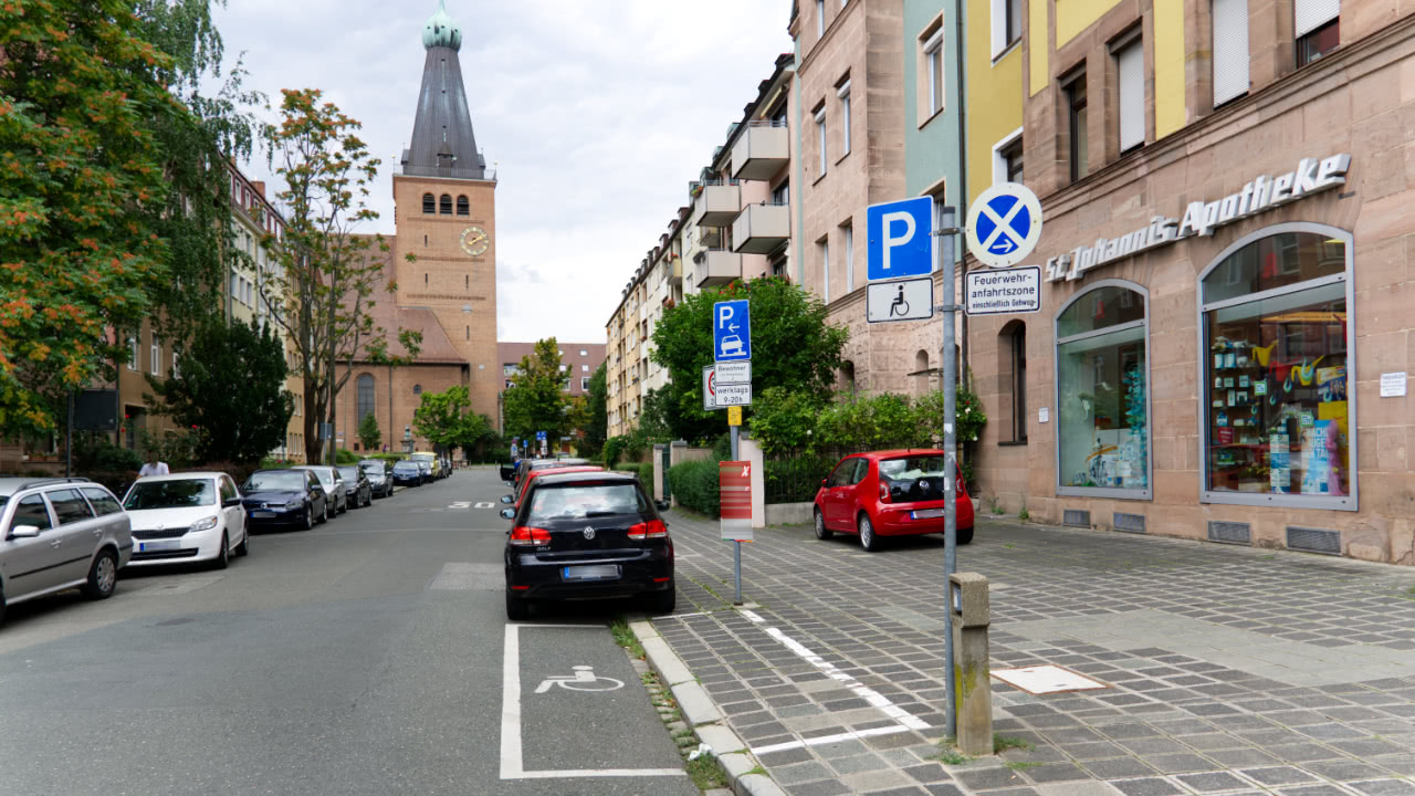 Fahrzeuge parken im Anwohnerbereich. Nun fordert die Deutsche Umwelhilfe  höhere Gebühren zum Parken.