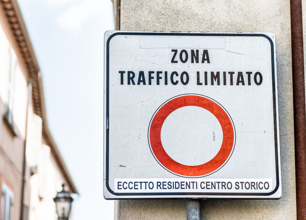Teure Überraschungen: So tückisch sind verkehrsberuhigte Zonen im Ausland - Zona Traffico Limitato Schild in Italien