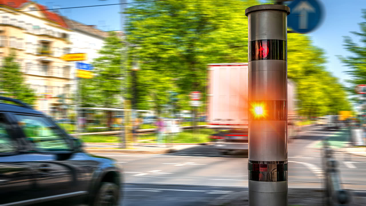 Read more about the article VerfGH in Koblenz mit fataler Entscheidung: Bußgeld­vor­würfe bei Geschwin­dig­keits­ver­stößen auch ohne Rohmess­daten der Blitzer rechtens