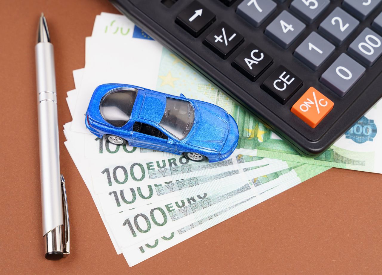 Preisexplosion bei der Autoversicherung: Müssen Autofahrer bald tiefer in die Tasche greifen?